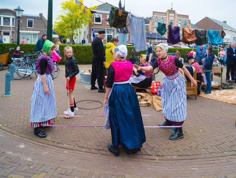 Oud Hollandse spelletjes met kinderen voor kinderfeestje of Koningsdag - Mamaliefde.nl