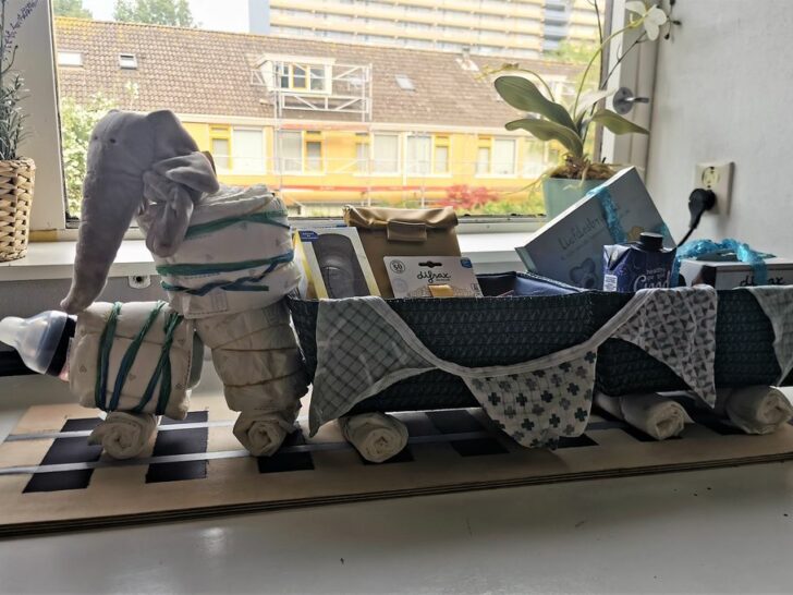 DIY zelf een luiertaart /kraammand met cadeautjes maken in treinvorm- Mamaliefde.nl
