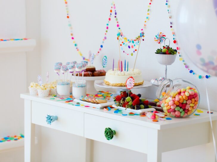 Sweet table maken; taarten, cupcakes en hapjes in thema