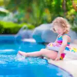 Zwembandjes en alternatieven van zwemvest, puddle jumper, baby float tot zwempak met drijvers voor baby's, peuters, kleuters en kinderen. Voor zwemles of vrij zwemmen - Mamaliefde.nl