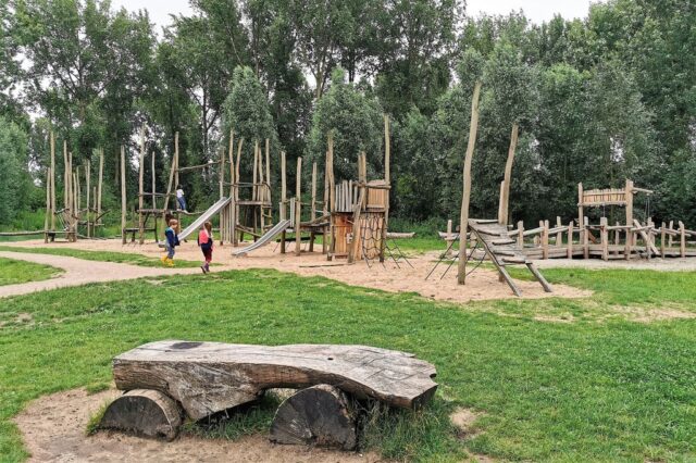 Speelbos, natuurspeeltuin of speelplaats in bos met kinderen - Reisliefde