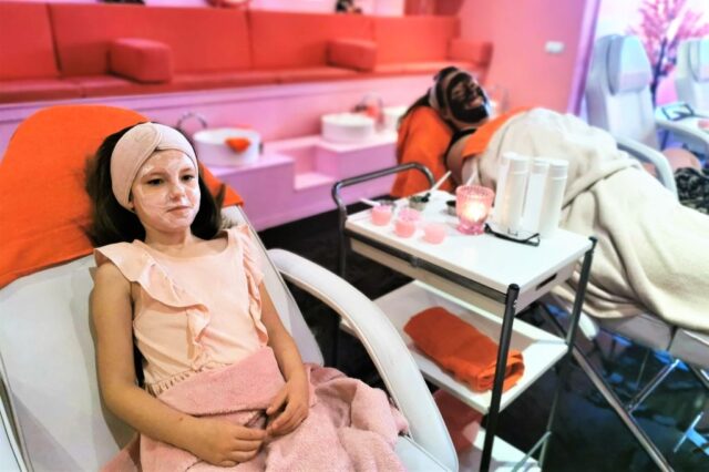 KidsBeautyPark; moeder dochter beautydag met met gezichtsbehandeling, manicure en make-up - Mamaliefde