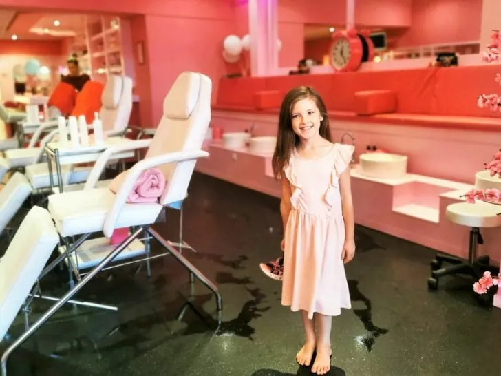 KidsBeautyPark; moeder dochter beautydag met met gezichtsbehandeling, manicure en make-up - Mamaliefde.nl