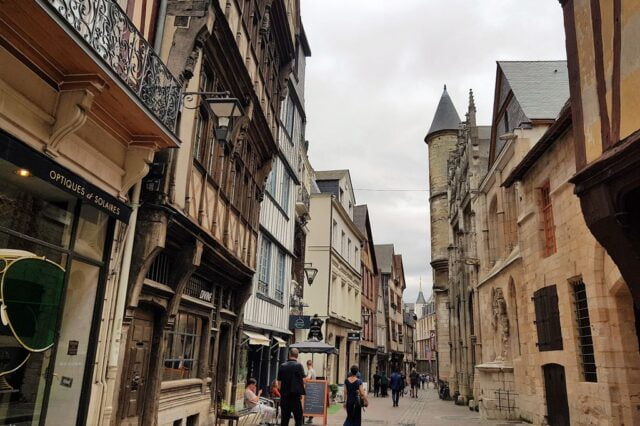 Rouen; de stad van de meisjesridder Jeanne d'Arc - Mamaliefde