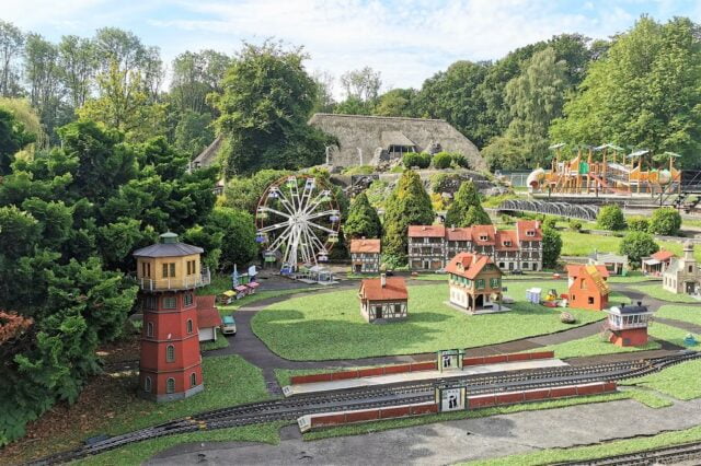 Landgoed Nienoord met kinderen; familiepark, zwemkasteel, treinen, kasteel borg en museum - Mamaliefde