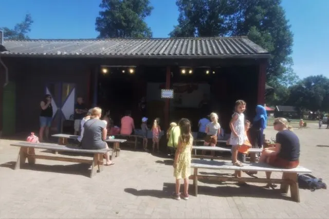 Familiepark Nienoord review met kinderen; landgoed met zwemkasteel, zwembad en speeltuin - Mamaliefde