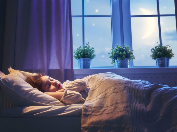 Slapen met licht aan voor kind; wel of geen nachtlampje en wat zijn gevolgen?