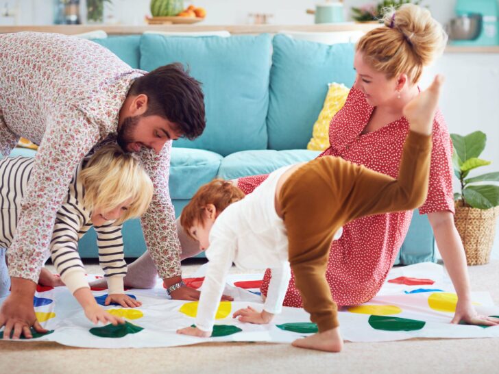 Samen spelen door kinderen (broer en zus) van verschillende leeftijden - Mamaliefde.nl