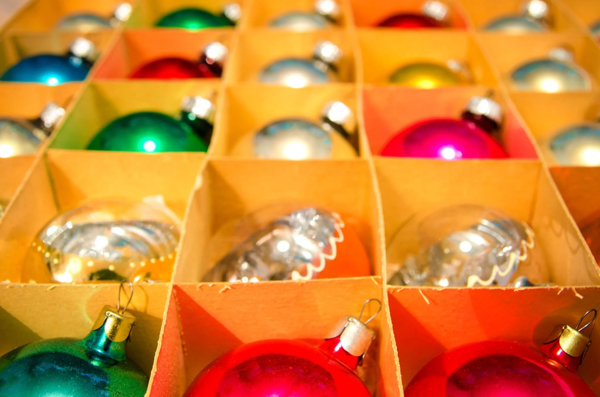 Kerstspullen organiseren; kerstverlichting handig opbergen & opbergbox voor kerstballen - Mamaliefde.nl
