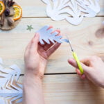 Winter knutselen; thema peuters, kleuters en baby's met knutselwerkjes voorbeelden en ideeën zoals sneeuwvlokken - Mamaliefde.nl