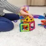 Spelen zonder speelgoed; 28 voorbeelden van materialen en activiteiten - Mamaliefde.nl