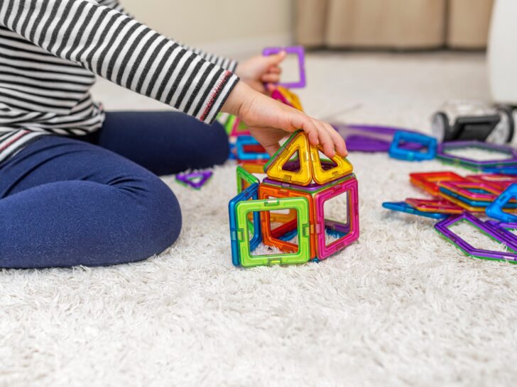 Spelen zonder speelgoed; 28 voorbeelden van materialen en activiteiten - Mamaliefde.nl
