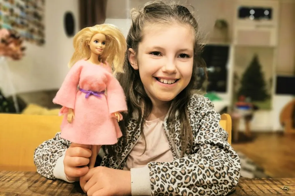 DIY; Zelf een barbie jurk maken / naaien van vilt met je kind - Mamaliefde.nl