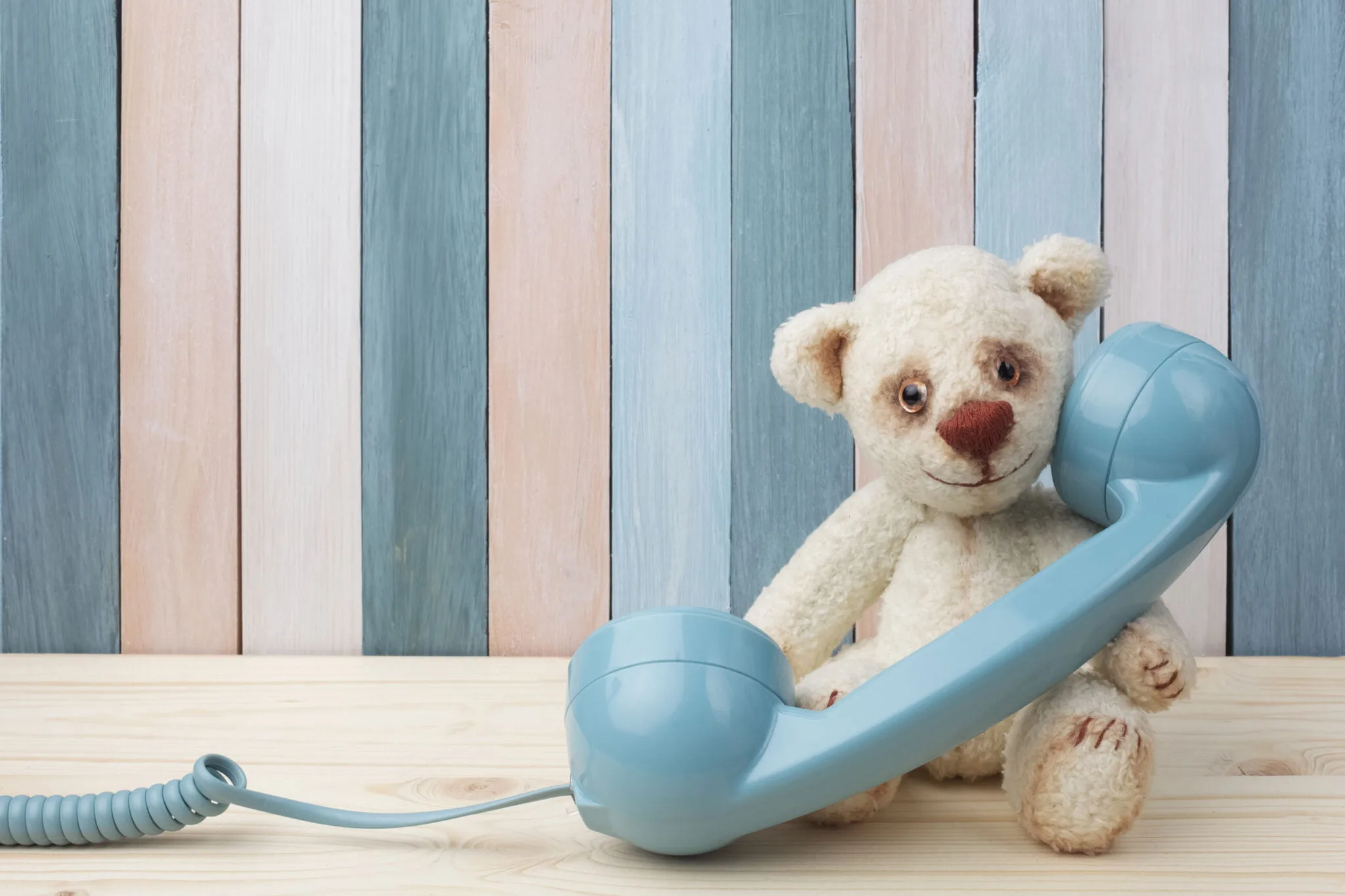 Hulplijnen voor kinderen; telefonische hulplijnen zoals de kindertelefoon tot specifieke doelgroepen via website en chatprogramma's. - Mamaliefde.nl