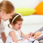 Eerste kennismaking en tips om oudere broer / zus te laten wennen aan de baby na de bevalling - Mamaliefde.nl