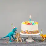 Dinosaurus kinderfeestje organiseren; tips en ideeën van uitnodiging tot spelletjes en programma - Mamaliefde.nl
