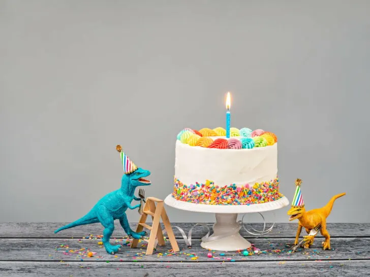 Dinosaurus kinderfeestje organiseren; tips en ideeën van uitnodiging tot spelletjes en programma - Mamaliefde.nl
