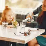 Rustige spelletjes en activiteiten voor kinderen in een restaurant - Mamaliefde.nl