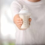 Flesvoeding baby; voordelen en nadelen van kunstvoeding - mamaliefde.nl