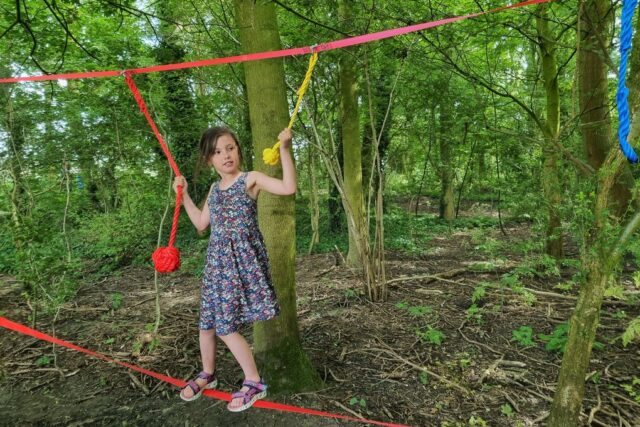 Slackline review jumpbell voor kinderen; ervaringen en tips bevestigen tussen bomen - Mamaliefde