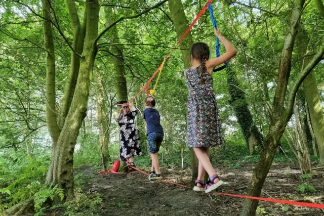 Slackline review jumpbell voor kinderen; ervaringen en tips bevestigen tussen bomen - Mamaliefde