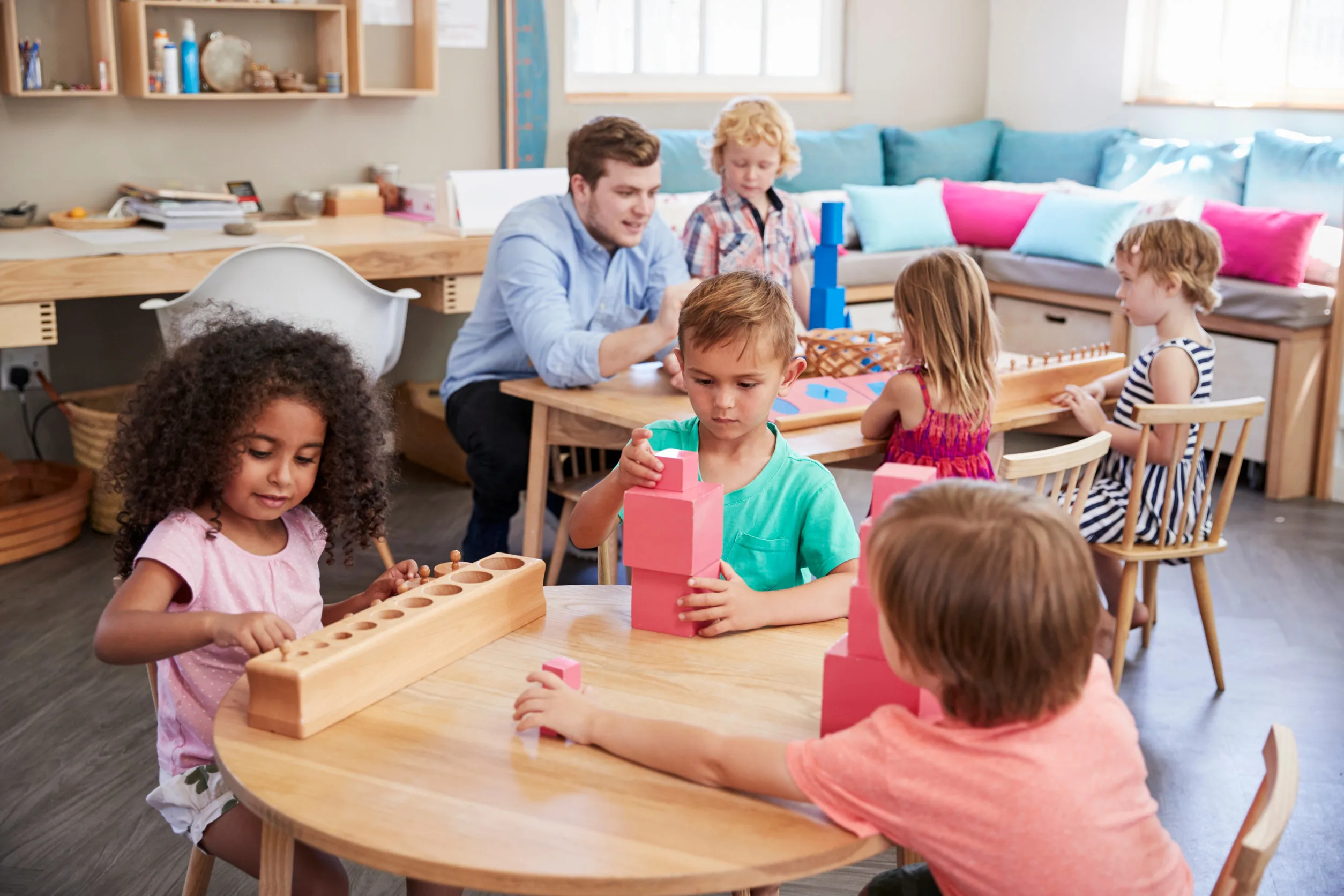 Maria Montessori methode; kenmerken montessori school of opvoeding, ervaringen voordelen en nadelen - Mamaliefde.nl