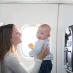Vliegen met een baby, inpaklijst welke bagage neem je mee als handbagage of koffer? - Mamaliefde.nl