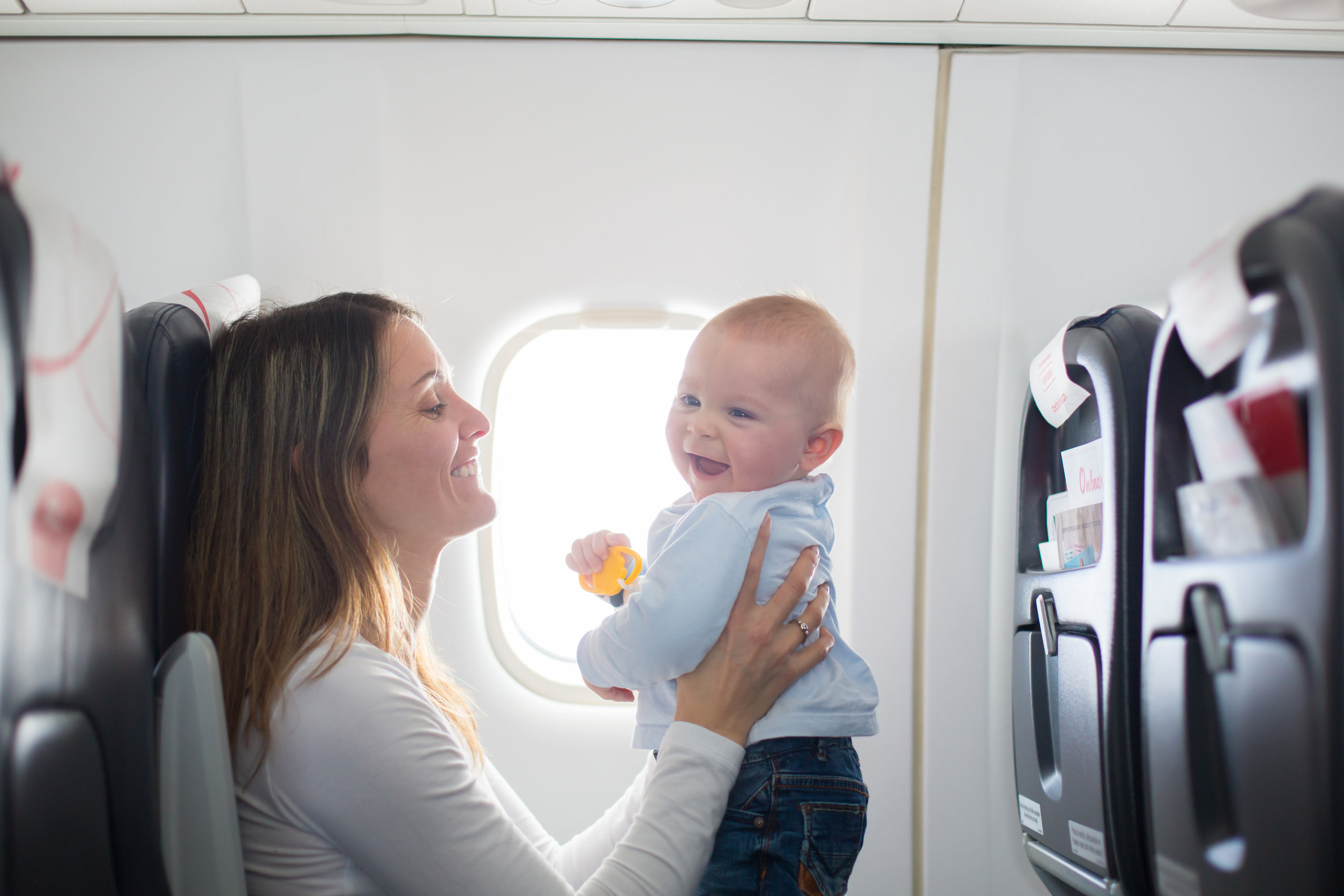 Vliegen met een baby, inpaklijst welke bagage neem je mee als handbagage of koffer? - Mamaliefde.nl