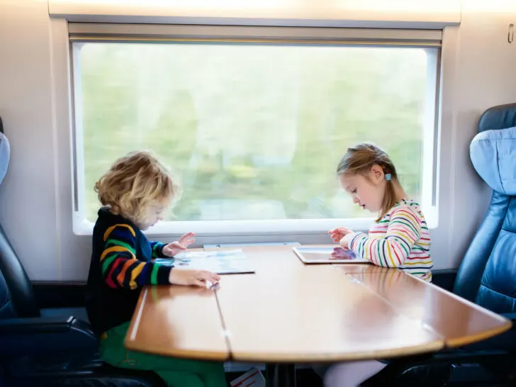 Trein reizen met kinderen; van praktisch railrunner tot leuke trajecten en tips / spelletjes om kind te vermaken in de trein -Mamaliefde.nl