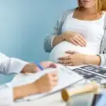 Bloedverlies zwangerschap eerste trimester; kan het kwaad als je 5 / 6 weken zwanger bent? Wat is kans op miskraam en wat moet je doen? - Mamaliefde.nl