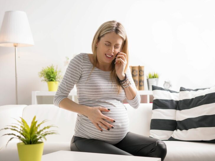 Wanneer verloskundige bellen als weeën van bevalling zijn begonnen?