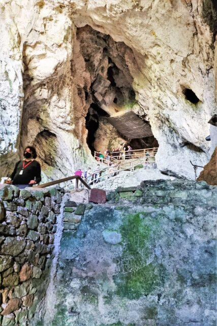 Grad Predjama; Kasteel in de grotten vlakbij Postojna Slovenië - Reisliefde