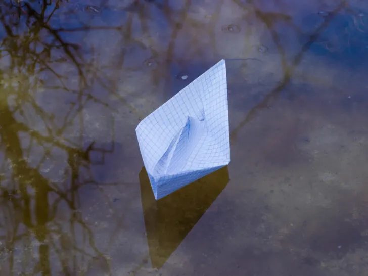 Bootje vouwen; stap voor stap uitleg hoe je een simpel bootje vouwt van papier - Mamaliefde.nl