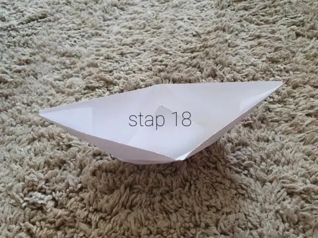 Bootje vouwen; stap voor stap uitleg hoe je een simpel bootje vouwt van papier - Mamaliefde