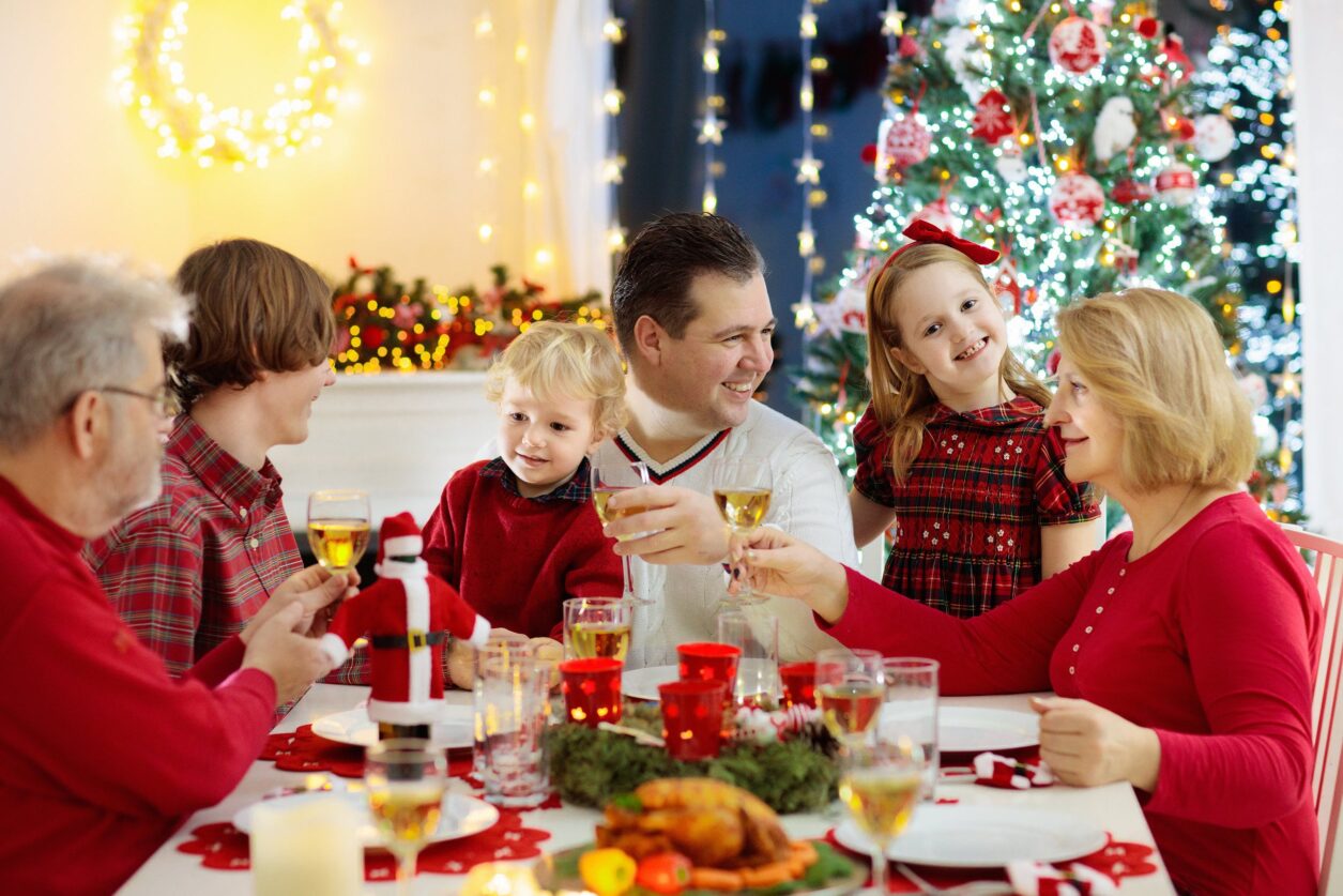 Kersttafel versiering; decoratie en voorbeelden, en tips ook voor / met kinderen zoals zelf in te kleuren tafelkleed, geen echte kaarsen ivm brandveiligheid etc - mamaliefde.nl