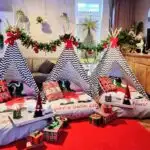 Slaapfeestje thuis in de woonkamer; slapen in tipi tentjes tijdens een logeerpartijtje of vakantie - Mamaliefde.nl