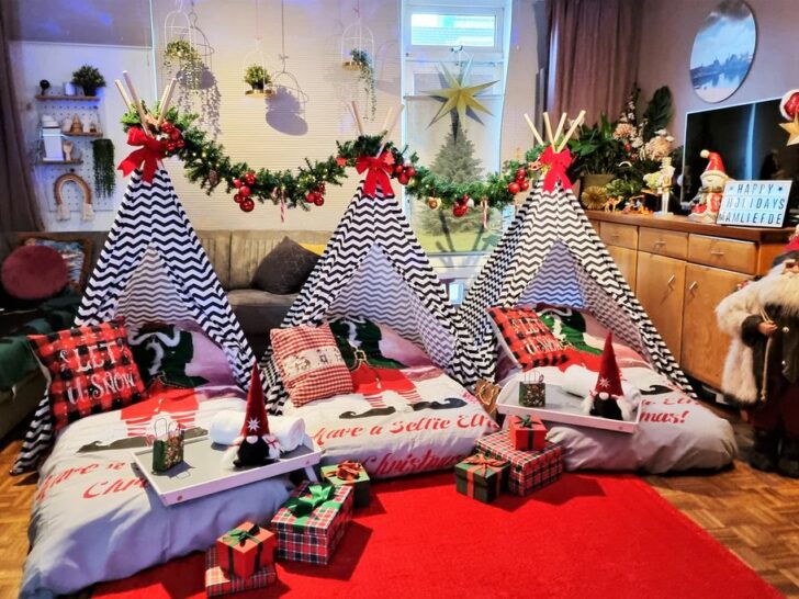 Slaapfeestje thuis in de woonkamer; slapen in tipi tentjes tijdens een logeerpartijtje of vakantie - Mamaliefde.nl