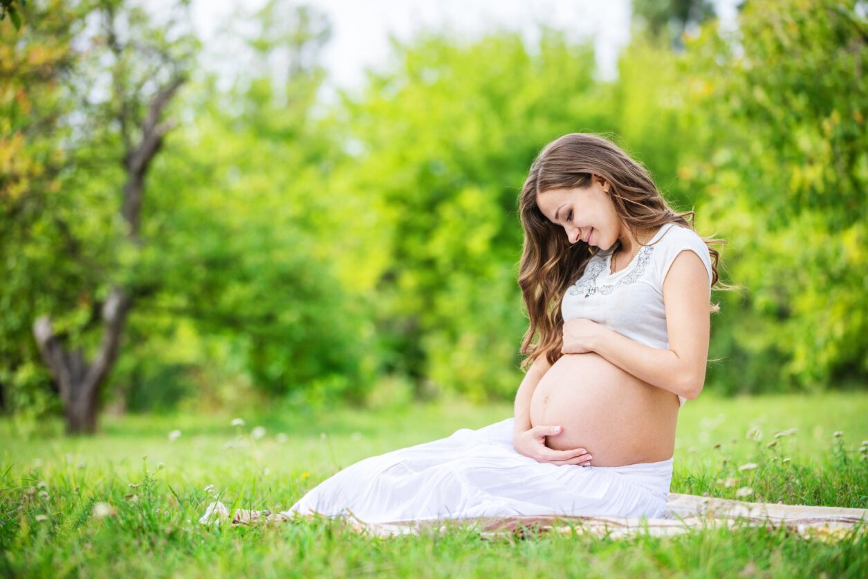 Huidverzorging zwangere buik; tips van zalf tot olie om striae te voorkomen.