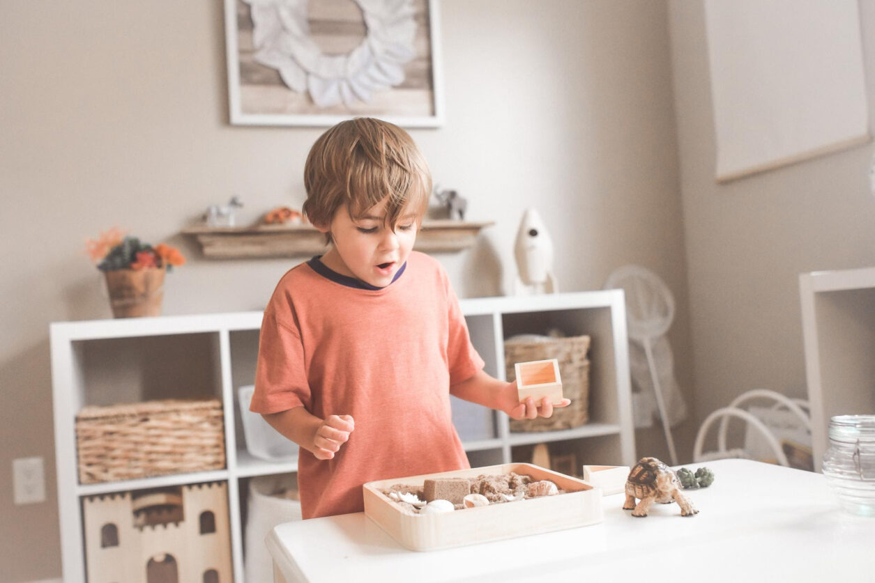 7 op de 10 Nederlanders denkt dat er geen chemische stoffen in houten speelgoed zitten - maar klopt dat wel? - Mamaliefde.nl