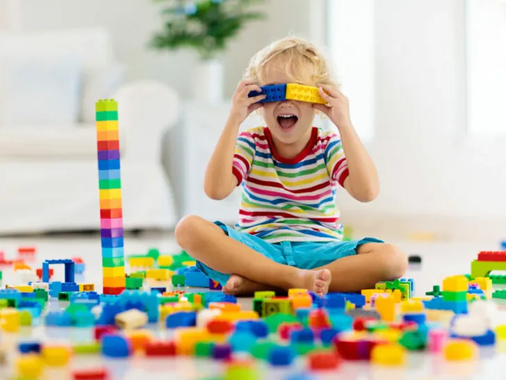Speelgoed strooien: hoe trigger je je kind om toch te spelen? - Mamaliefde.nl