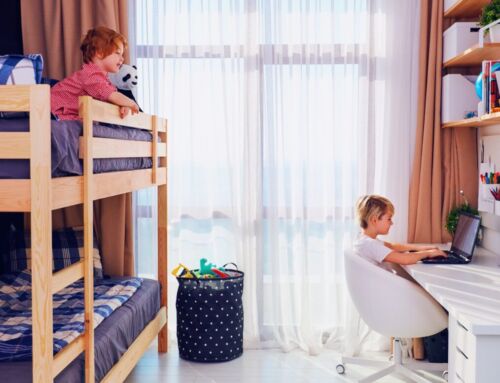 Gedeelde slaapkamer voor kinderen; tips inrichten oa met hoogslaper, kast en bureau