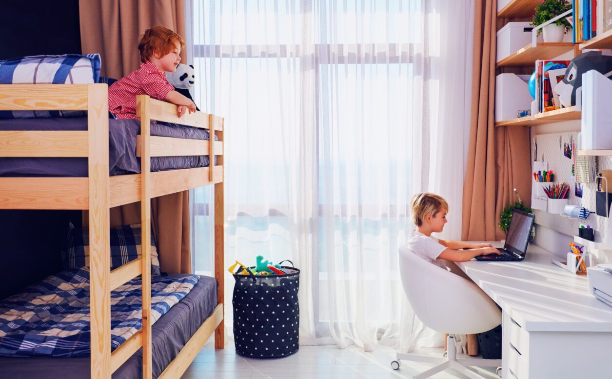 Gedeelde slaapkamer voor kinderen; tips inrichten oa met hoogslaper, kast en bureau