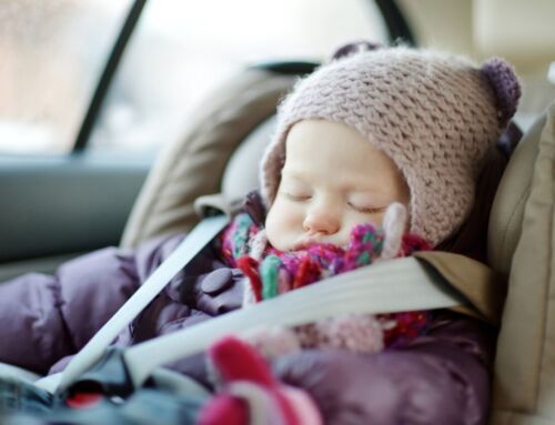 Baby winterjas aan in de auto; is dat wel veilig?