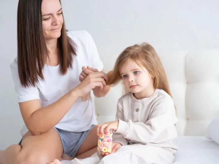 Kind vindt haren borstelen vreselijk: hoe kan je klitten voorkomen? - Mamaliefde.nl
