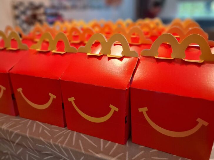 McDonalds traktatie maken, inclusief happy meal doosje met hamburger, patat en verrassing