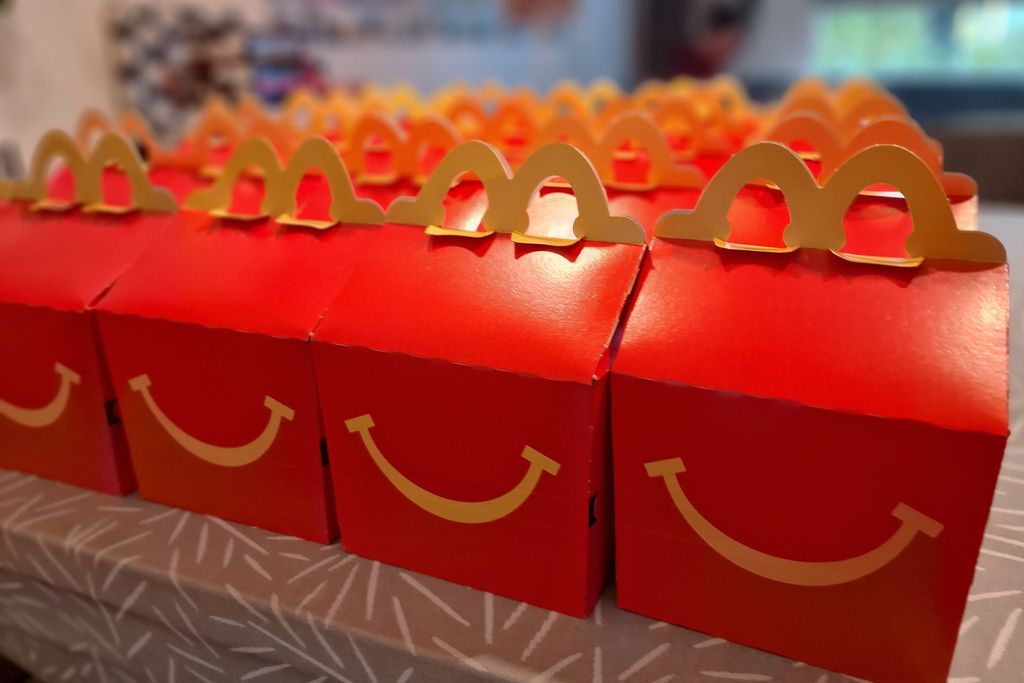 McDonalds traktatie maken, inclusief happy meal doosje met hamburger, patat en verrassing