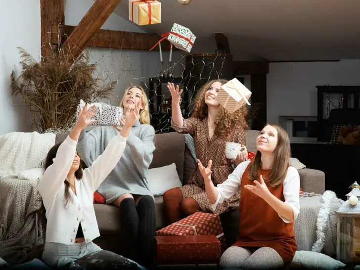 Dobbelspel volwassenen met opdracht en cadeautjes ook geschikt voor kerst - mamaliefde.nl