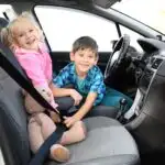 Een kind voorin de auto vervoeren: vanaf wanneer mag dat en hoe doe je dat veilig? - Mamaliefde.nl