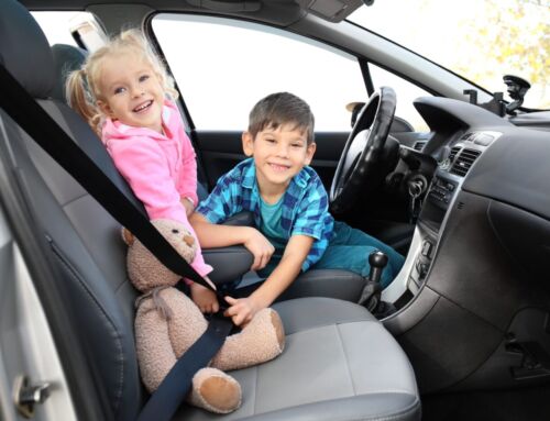 Een kind voorin de auto vervoeren: vanaf wanneer mag dat en hoe doe je dat veilig?