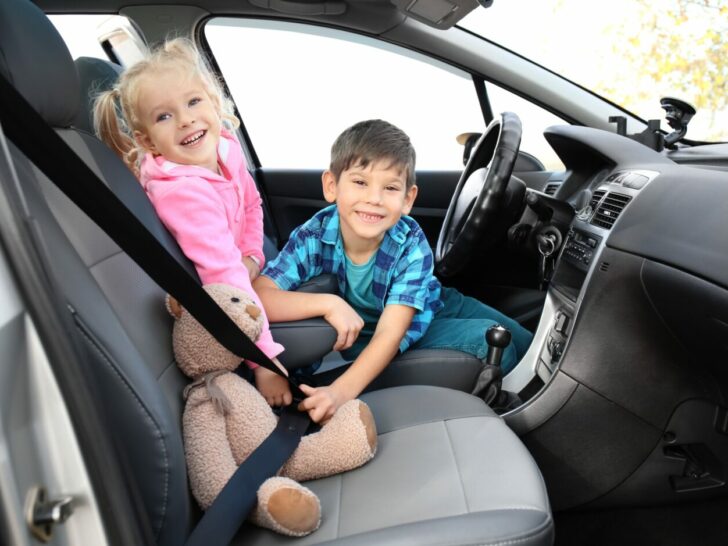 Kind voorin auto zitten; vanaf wanneer en hoe met of zonder zitverhoger?